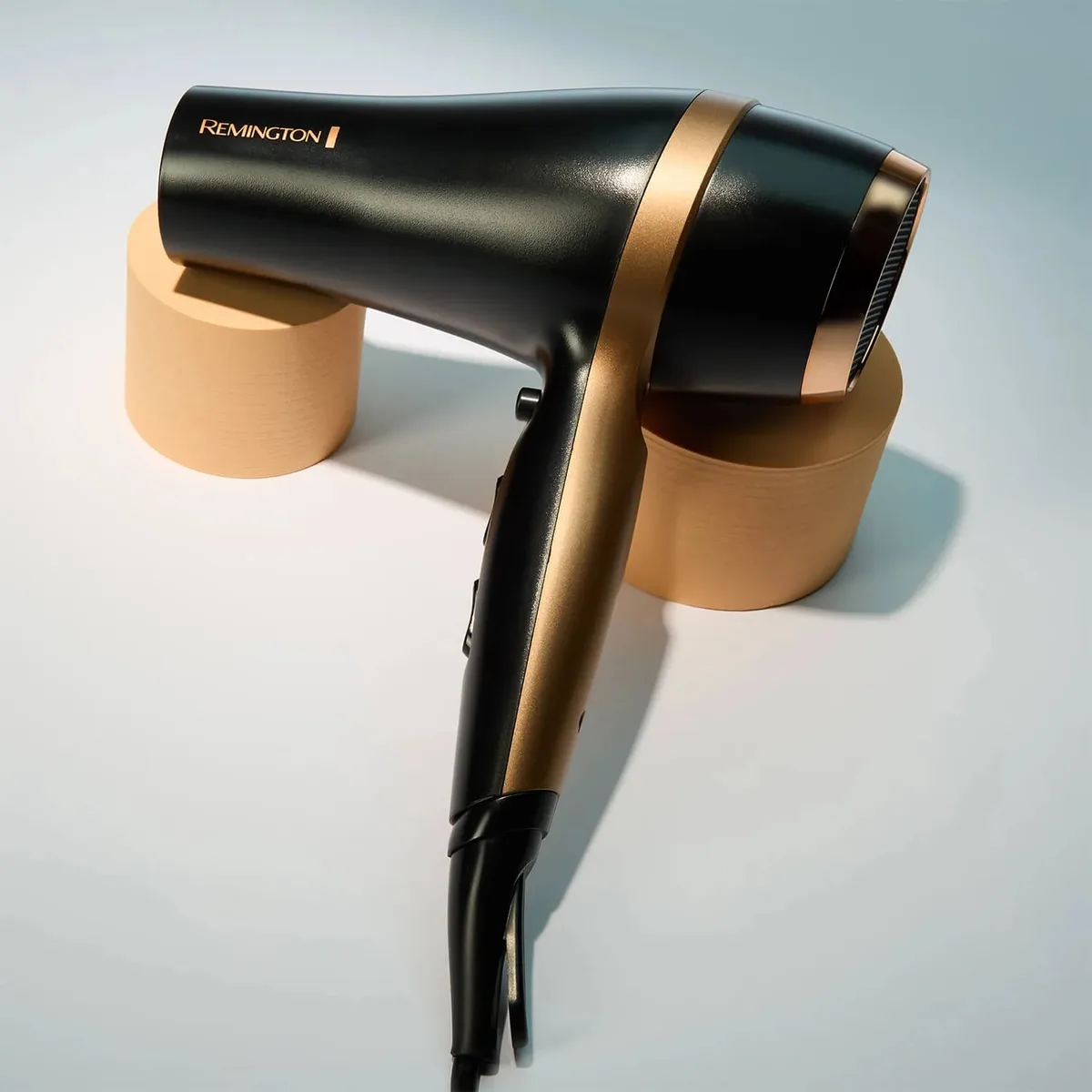 Фен Remington Salon Smooth, 2100 Вт, 3 скорости, диффузор, расческа, кейс, ионизация, холодный обдув, черный