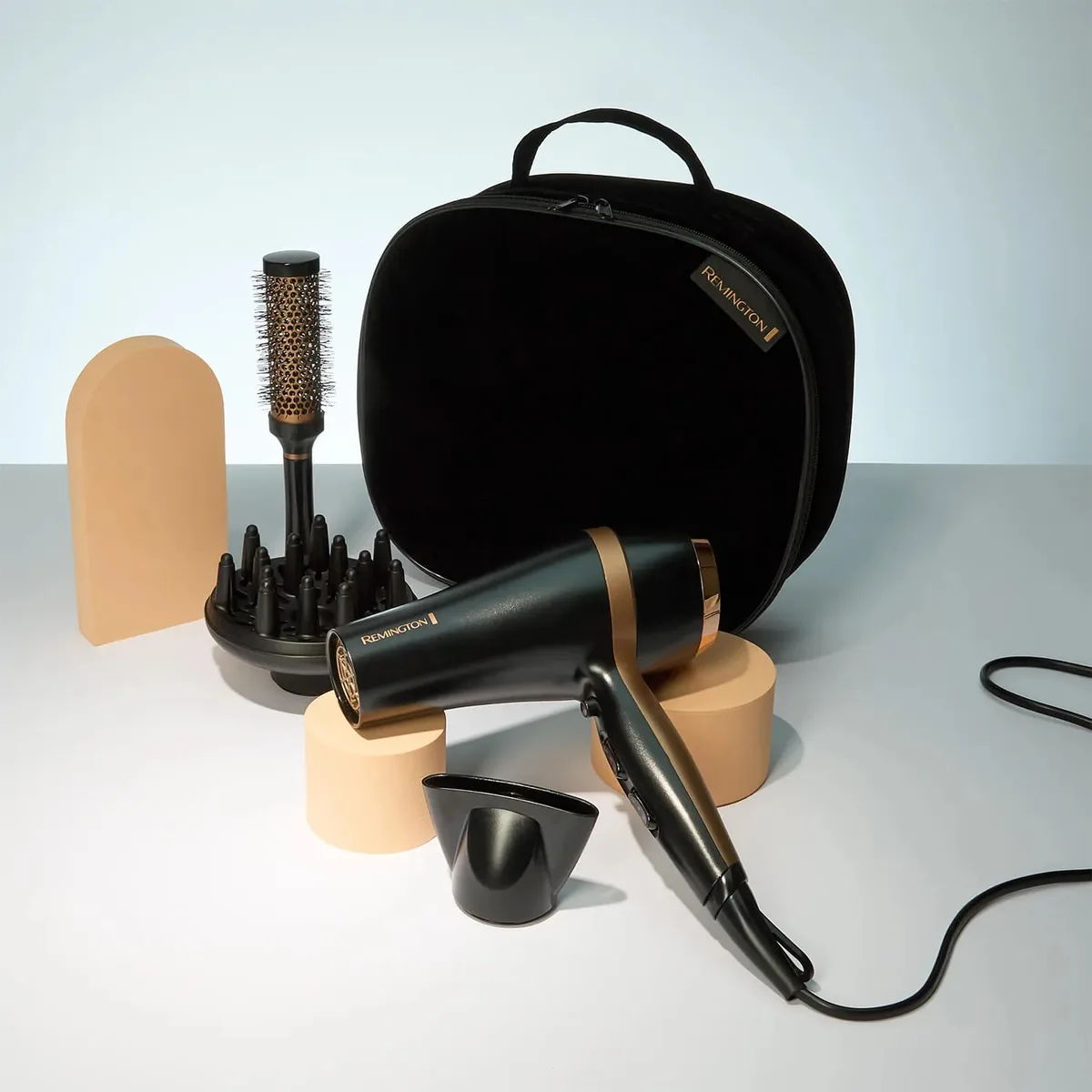Фен Remington Salon Smooth, 2100 Вт, 3 скорости, диффузор, расческа, кейс, ионизация, холодный обдув, черный
