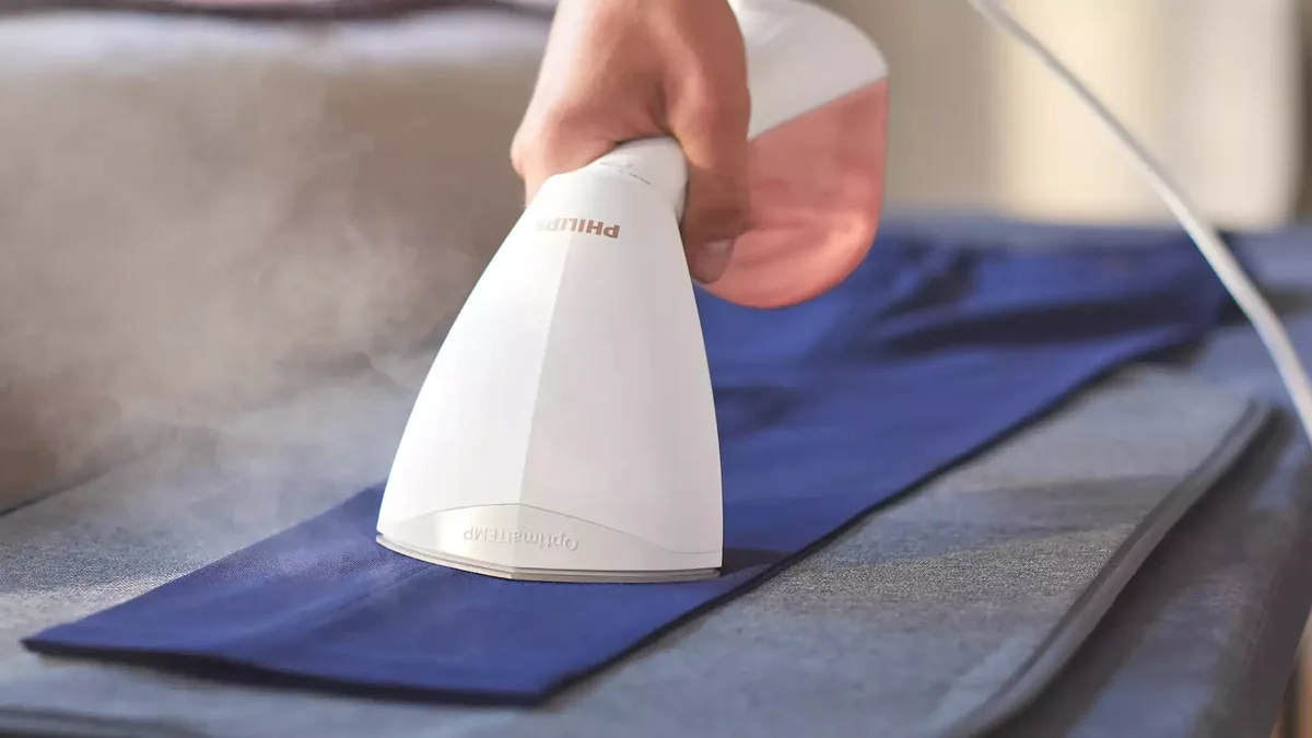 Портативний відпарювач Philips 8000 Series, 1600Вт, 230мл, постійна подача пари - 32гр, керамічна підошва, білий.