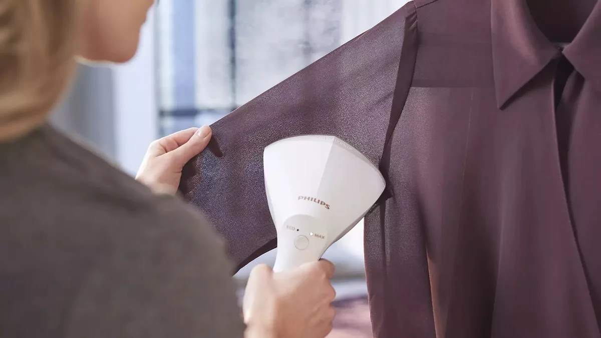 Портативний відпарювач Philips 8000 Series, 1600Вт, 230мл, постійна подача пари - 32гр, керамічна підошва, білий.