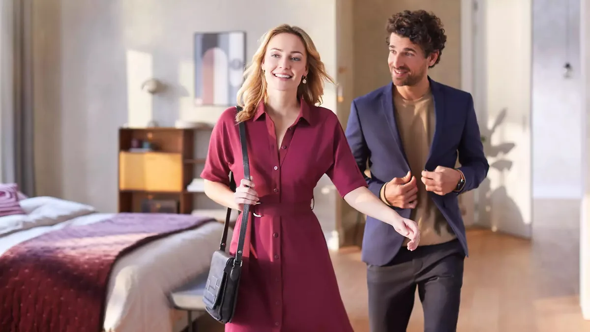 Портативний відпарювач Philips 8000 Series, 1600Вт, 230мл, постійна подача пари - 32гр, керамічна підошва, білий.