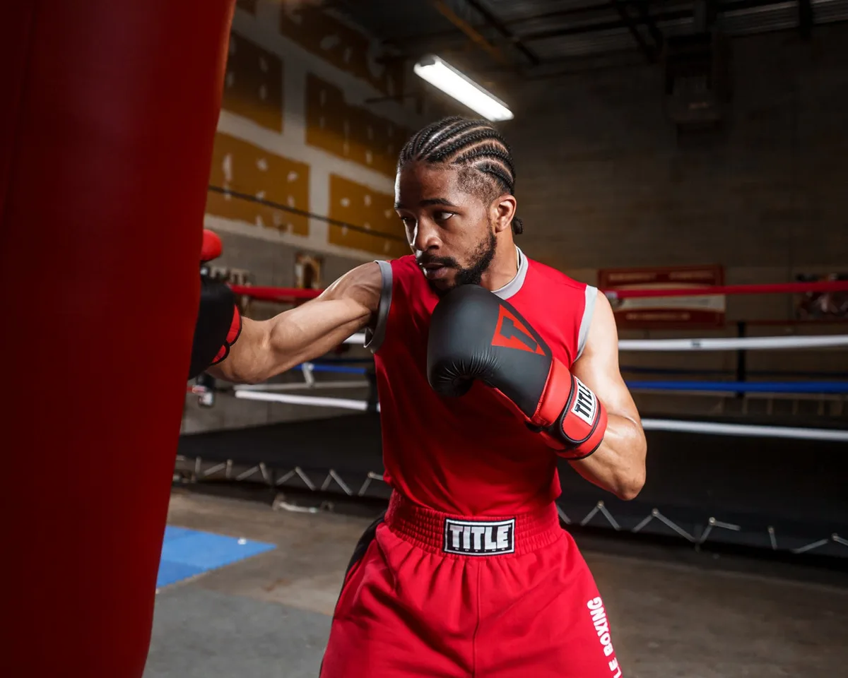 Боксерські рукавиці TITLE Boxing штучна шкіра XL 16oz чорні червоні