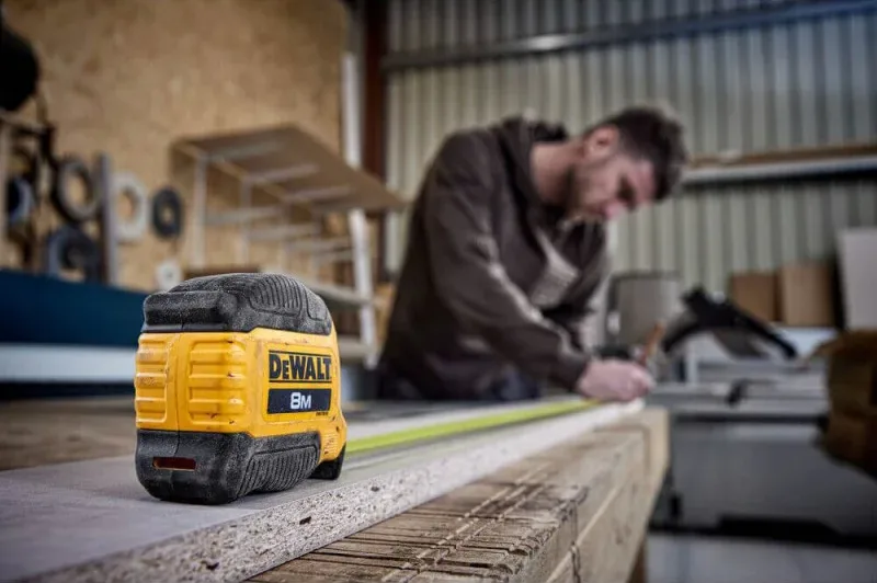 Рулетка DeWALT COMPACT, 8м х 28мм, с механизмом фиксации, АБС-пластик, магнитная основа