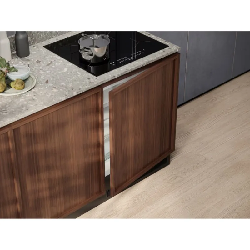 Встраиваемая холодильная камера Electrolux, 82x56x55 см, 127 л, класс энергопотребления E, температурный режим ST, белая