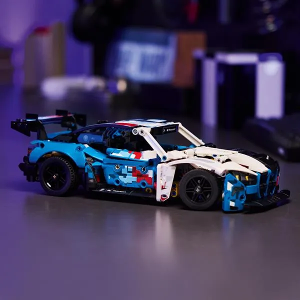 Конструктор LEGO Technic 747 деталей Автомобіль для перегонів BMW M4 GT3 EVO
