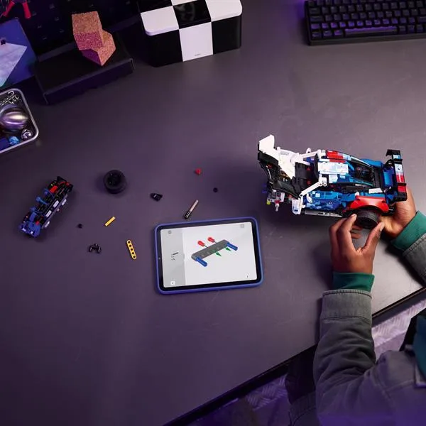 Конструктор LEGO Technic 747 деталей Автомобіль для перегонів BMW M4 GT3 EVO