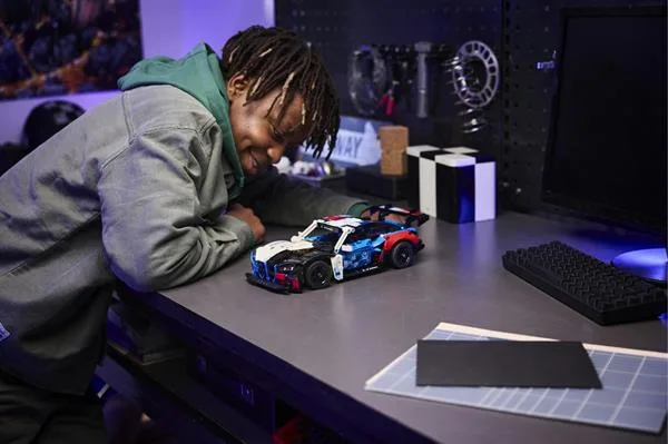 Конструктор LEGO Technic 747 деталей Автомобіль для перегонів BMW M4 GT3 EVO