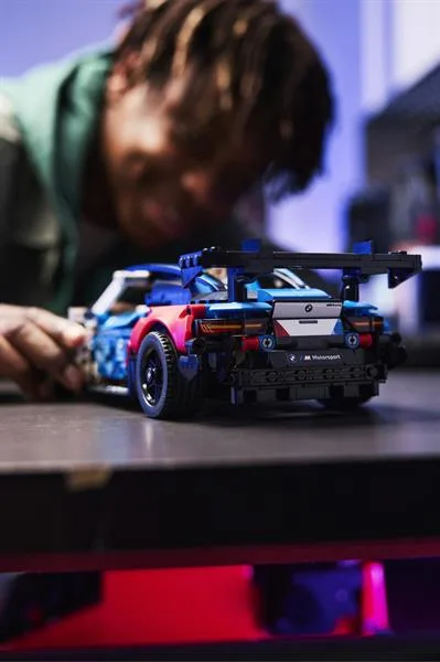 Конструктор LEGO Technic 747 деталей Автомобіль для перегонів BMW M4 GT3 EVO