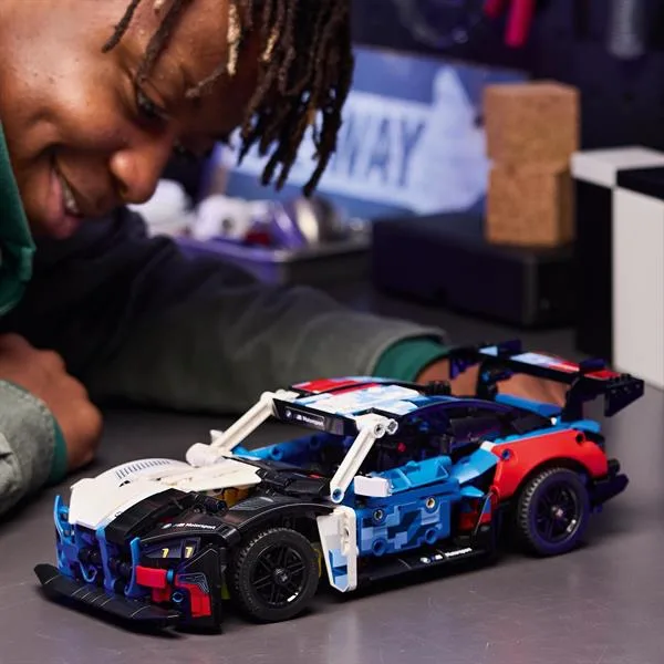 Конструктор LEGO Technic 747 деталей Автомобіль для перегонів BMW M4 GT3 EVO