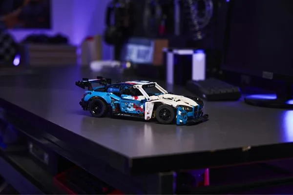 Конструктор LEGO Technic 747 деталей Автомобіль для перегонів BMW M4 GT3 EVO
