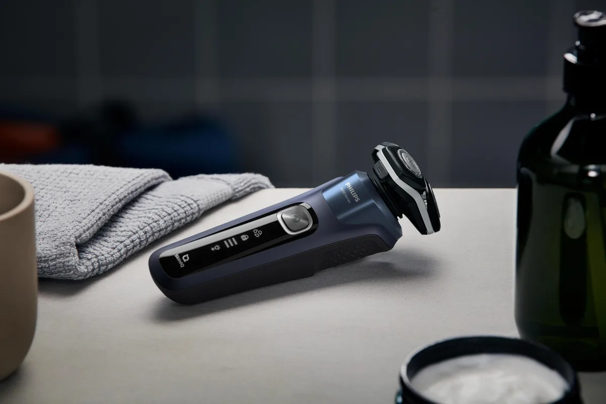 Електрична бритва Philips роторного типу Series 5000, потужність 9 Вт, з трьома бритвяними головками, Li-Ion акумулятор, для сухог