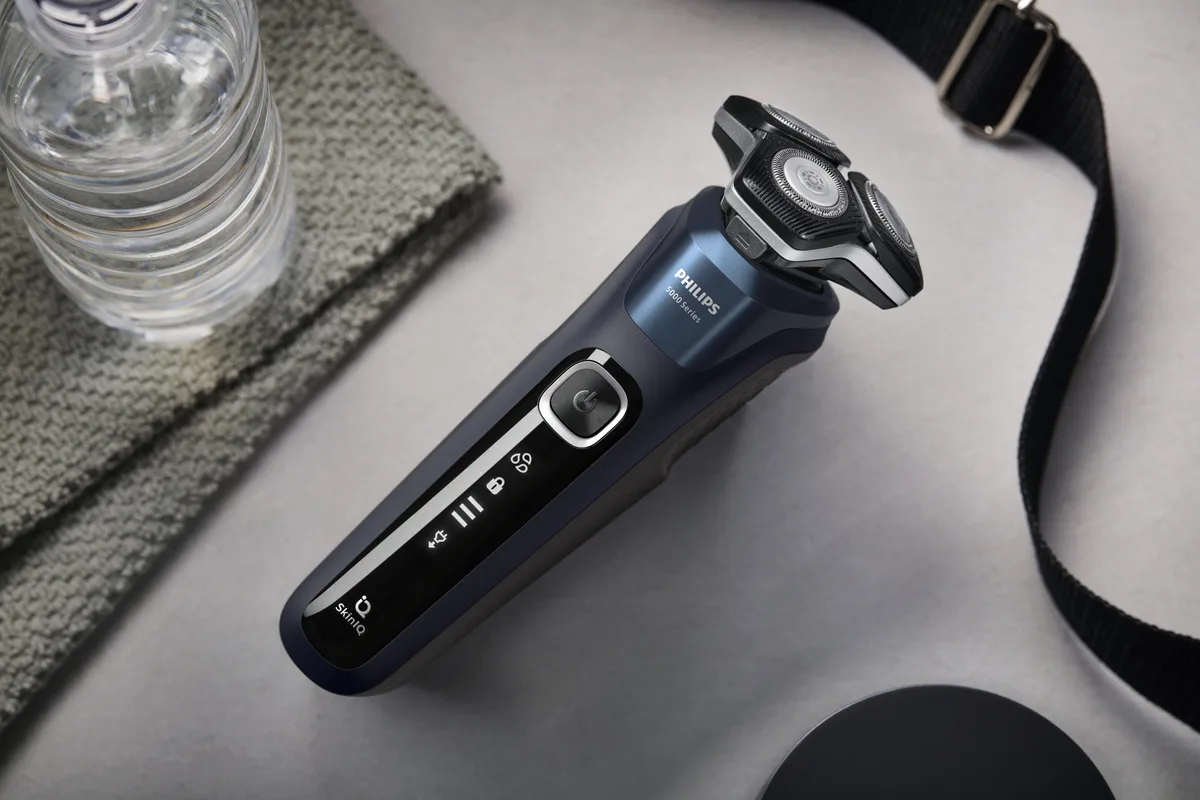 Електрична бритва Philips роторного типу Series 5000, потужність 9 Вт, з трьома бритвяними головками, Li-Ion акумулятор, для сухог