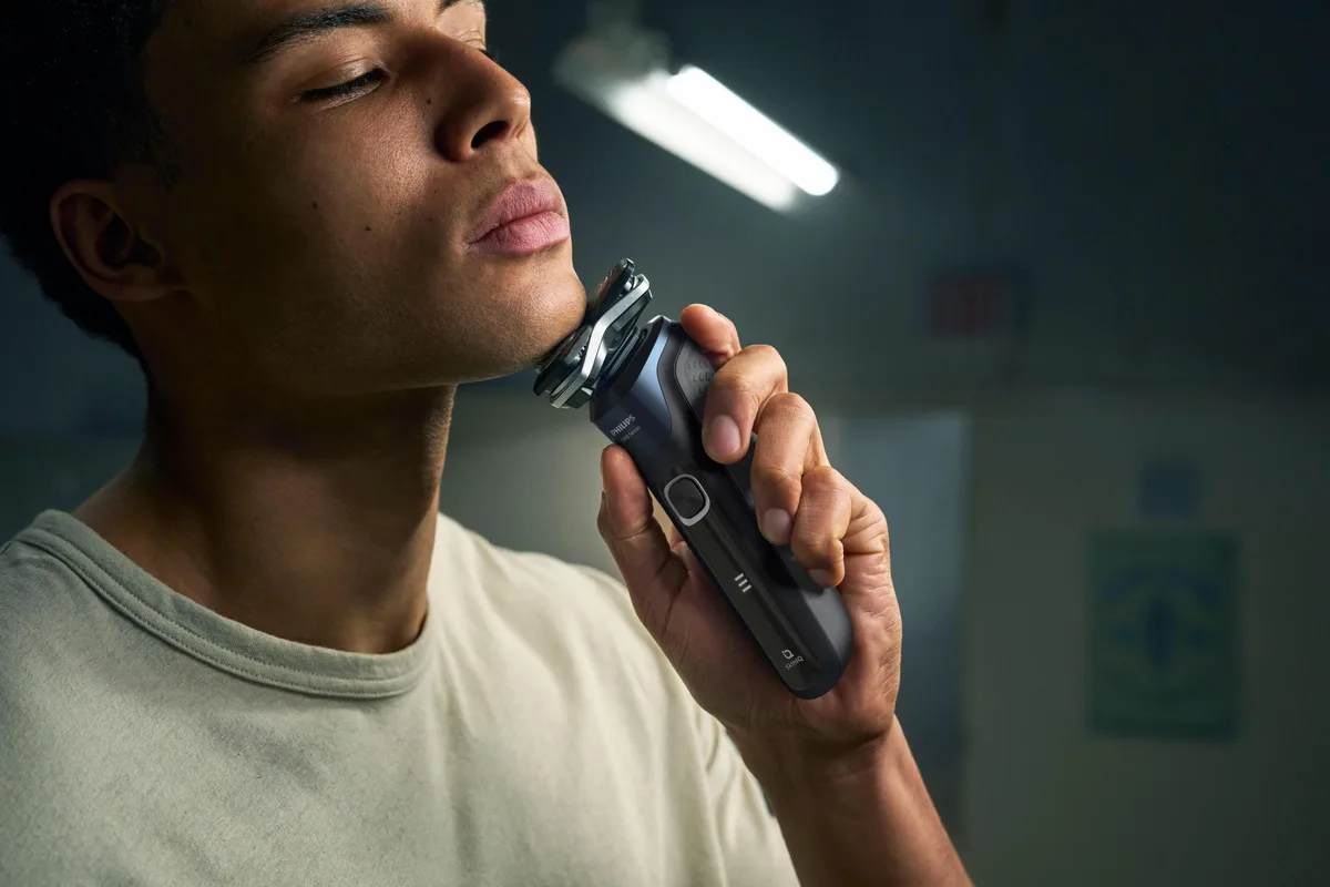Електрична бритва Philips роторного типу Series 5000, потужність 9 Вт, з трьома бритвяними головками, Li-Ion акумулятор, для сухог