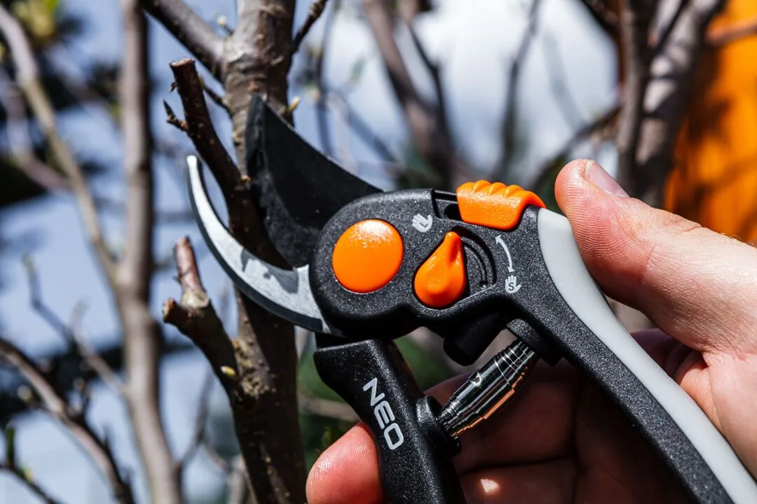 Секатор плоский Neo Tools, діаметр різу 18 мм, довжина 200 мм, вага 248 г.