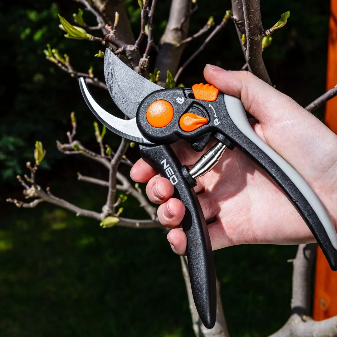 Секатор плоский Neo Tools, діаметр різу 18 мм, довжина 200 мм, вага 248 г.