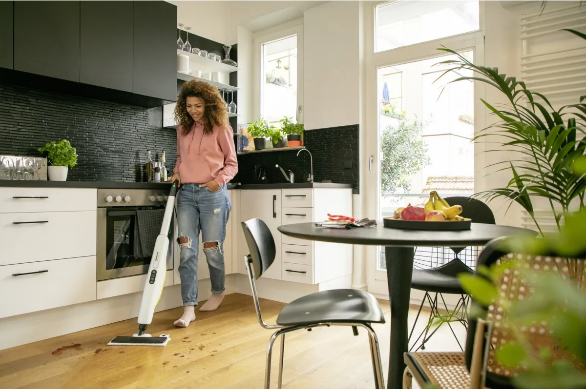 Парова швабра Karcher SC 3 Upright, 1900 Вт, 1000 мл, 3.5 бар, біла - пароочисник для ефективного прибирання.