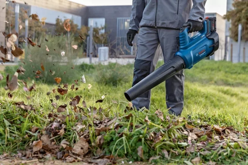 Акумуляторний садовий повітродув Bosch Professional AdvancedLeafBlower 18В-750, швидкість 198 км/год, вага 2.8 кг, без акумулятора