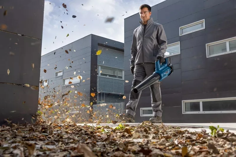 Акумуляторний садовий повітродув Bosch Professional AdvancedLeafBlower 18В-750, швидкість 198 км/год, вага 2.8 кг, без акумулятора