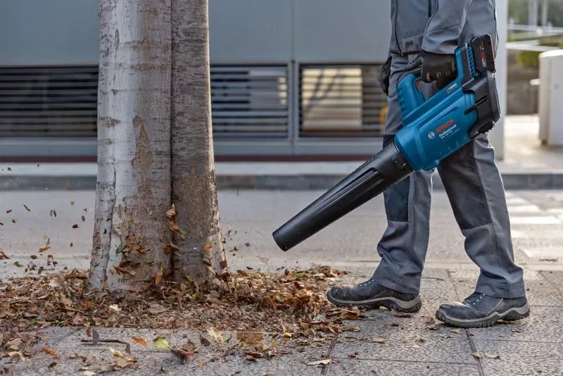 Акумуляторний садовий повітродув Bosch Professional AdvancedLeafBlower 18В-750, швидкість 198 км/год, вага 2.8 кг, без акумулятора