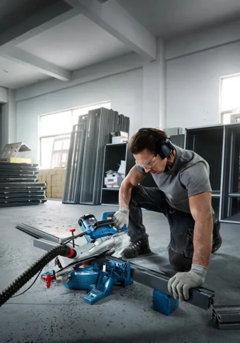 Пила торцювальна Bosch 254 мм 1750 Вт деревина алюміній