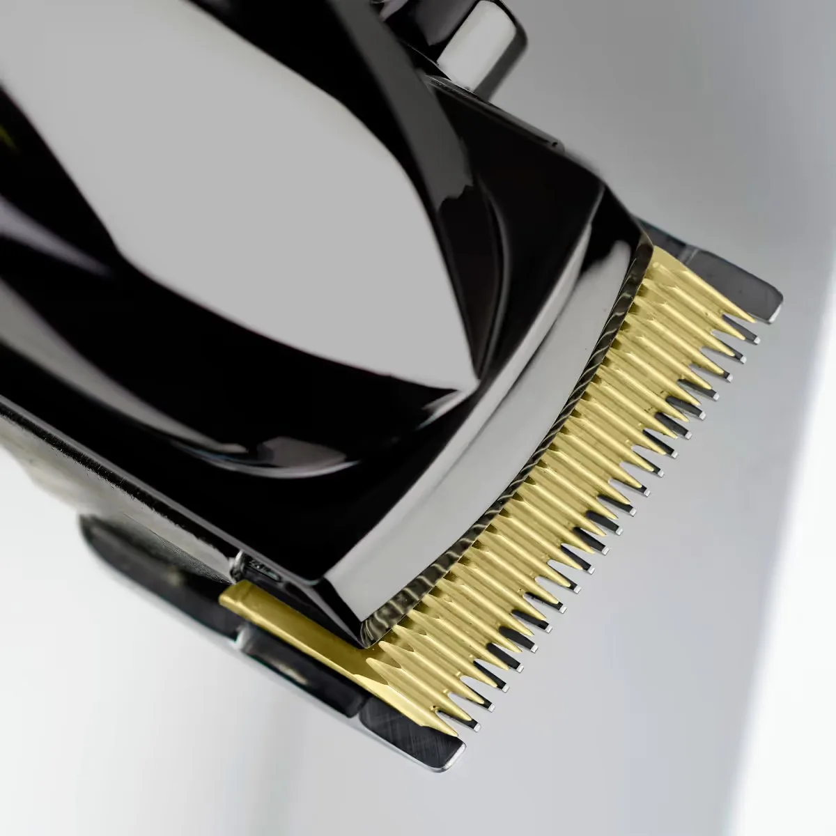 Машинка для стриження Babyliss Super-X Metal Series, акумуляторна, 12 насадок, сталь з графітовим покриттям, чорна.
