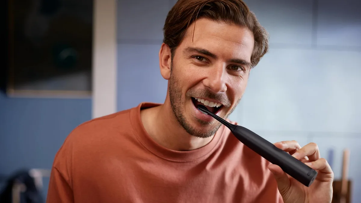 Электрическая зубная щетка Philips Sonicare черная средней жесткости с таймером и датчиком давления