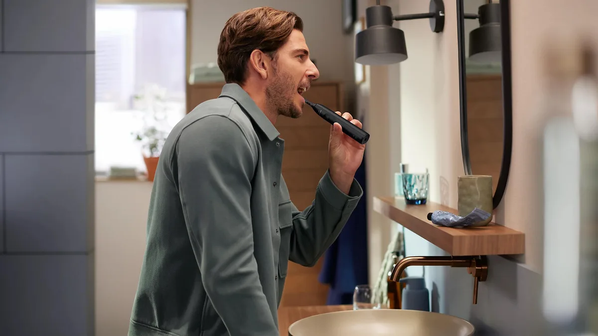 Электрическая зубная щетка Philips Sonicare черная средней жесткости с таймером и датчиком давления