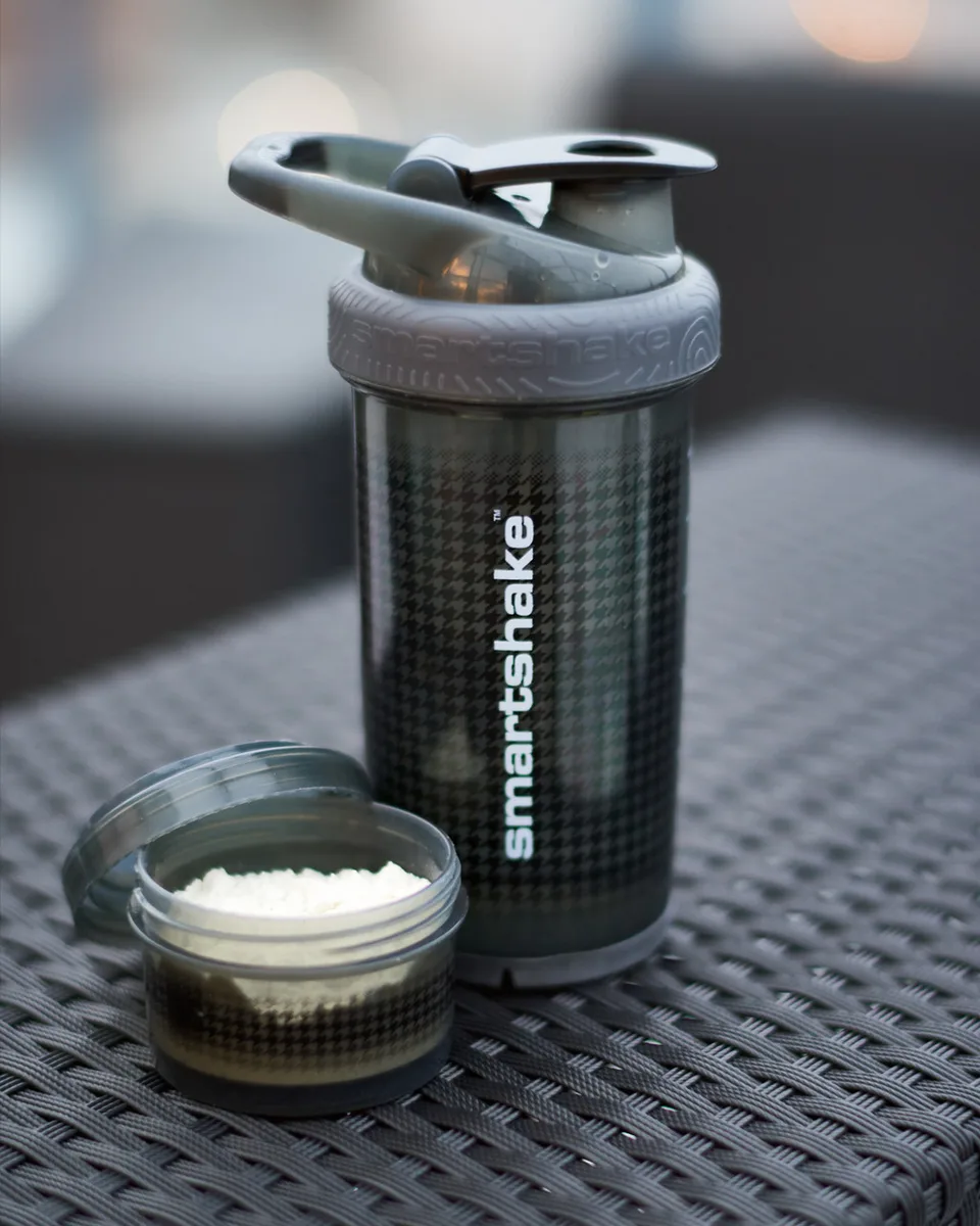 Шейкер спортивний SmartShake 750 мл пластик чорний