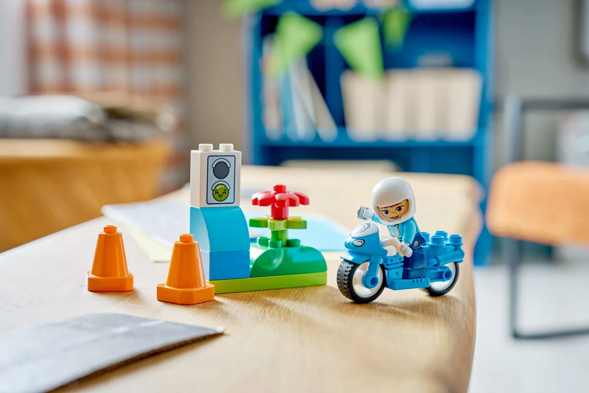 Конструктор LEGO DUPLO Town Синій поліцейський мотоцикл