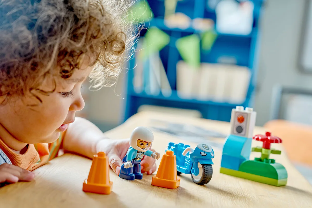 Конструктор LEGO DUPLO Town Синій поліцейський мотоцикл