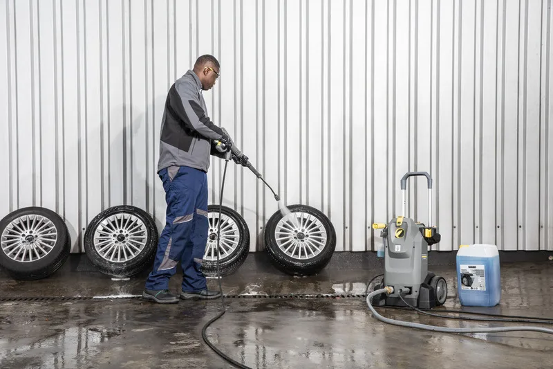 Высокопроизводительный моющий аппарат Karcher HD 6/15 М 3100Вт 225бар 560л/ч с 10-метровым шлангом, вес 27кг.