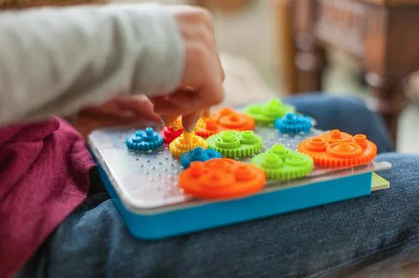 Гра-головоломка Fat Brain Toys Різнокольорові шестерні 23х19 см