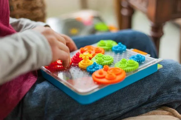 Гра-головоломка Fat Brain Toys Різнокольорові шестерні 23х19 см