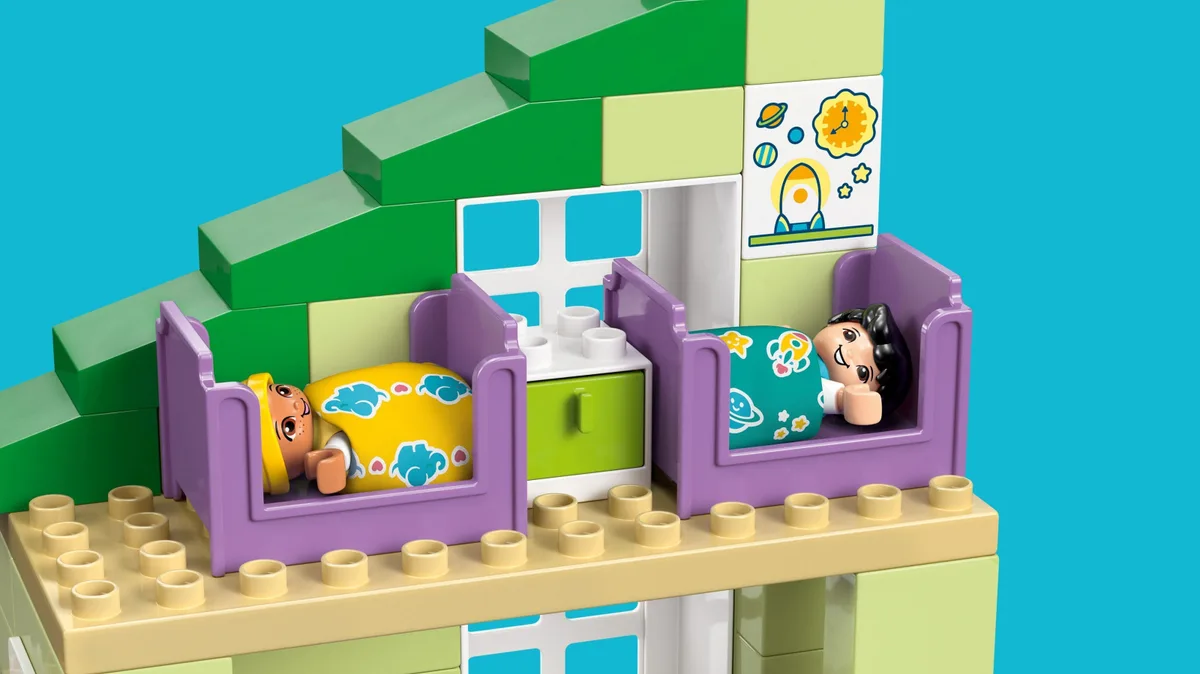 Конструктор LEGO DUPLO Town Сучасний родинний будинок із фігурками