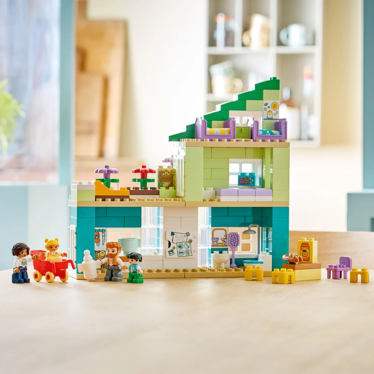 Конструктор LEGO DUPLO Town Сучасний родинний будинок із фігурками