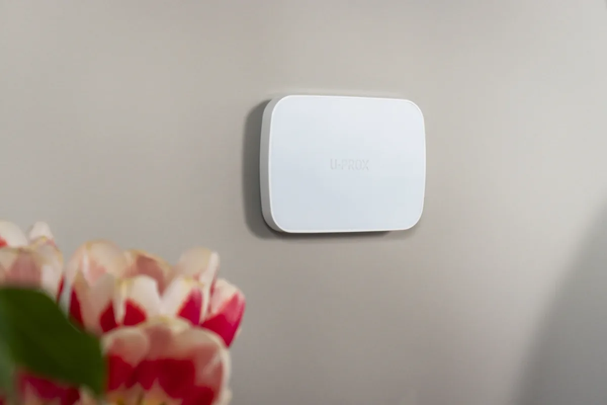 Інтелектуальна централь U-Prox MPX L White, wi-fi, 2 LTE, фотоверифікація, бездротова, білий