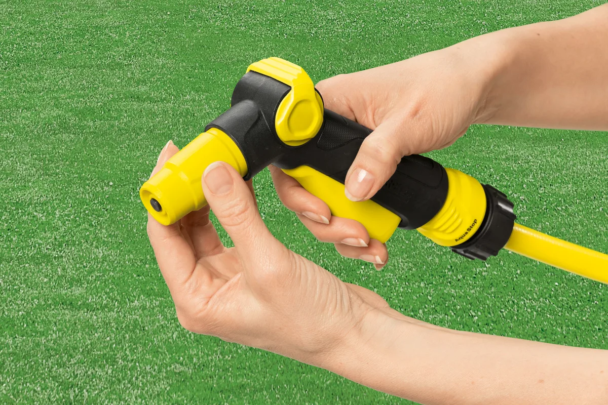 Ручний зрошувач Karcher, пістолетного типу, з можливістю регулювання тиску води та форми струменя, з функцією блокування кнопки.