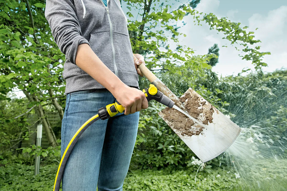 Ручний зрошувач Karcher, пістолетного типу, з можливістю регулювання тиску води та форми струменя, з функцією блокування кнопки.