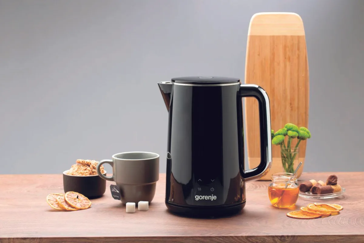 Електричний чайник Gorenje 1.7л, із подвійною ізоляцією, LED-індикатором, контролем Strix, чорного кольору.