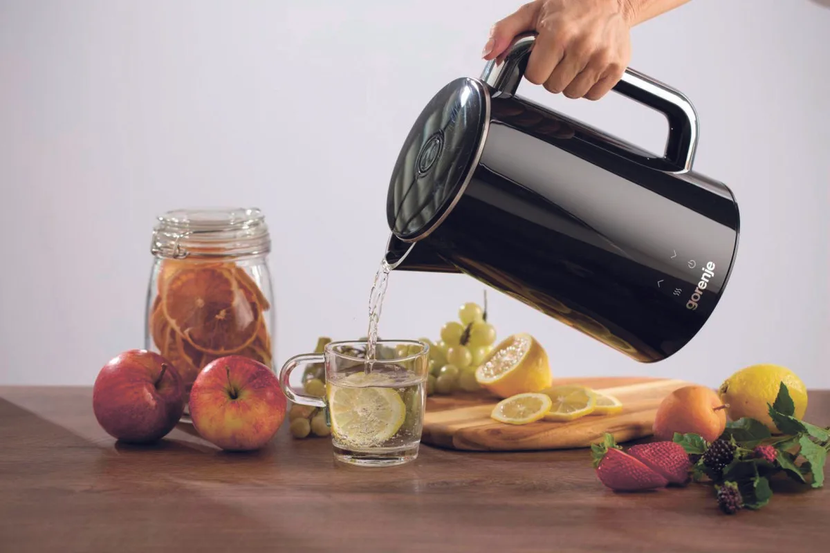Електричний чайник Gorenje 1.7л, із подвійною ізоляцією, LED-індикатором, контролем Strix, чорного кольору.