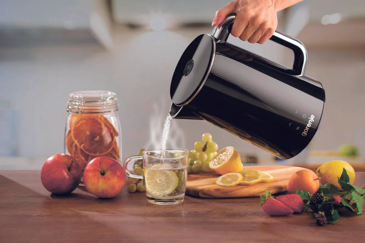 Електричний чайник Gorenje 1.7л, із подвійною ізоляцією, LED-індикатором, контролем Strix, чорного кольору.