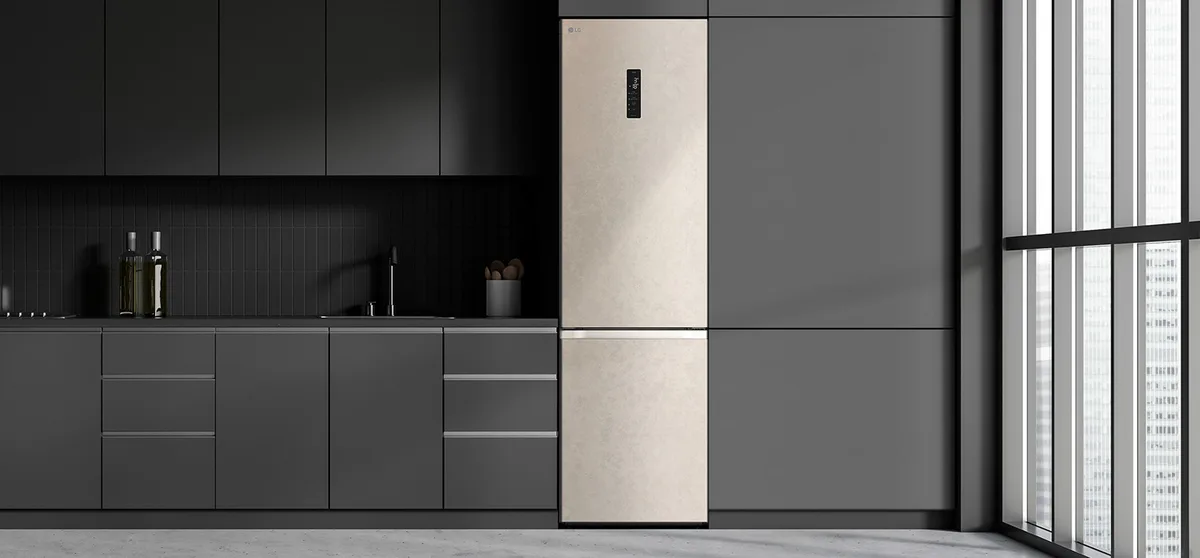 Холодильник LG з нижнім морозильником, габарити 203x60x68 см, об'єм холодильної камери 277 л, об'єм морозильної камери 110 л, двоє