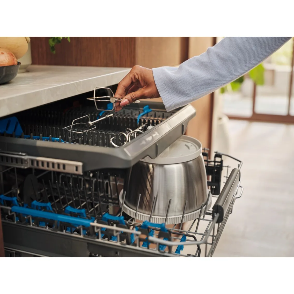 Міксер стаціонарний Electrolux 500 Вт, 4 насадки, металева чаша об'ємом 3.5 л, білий колір.