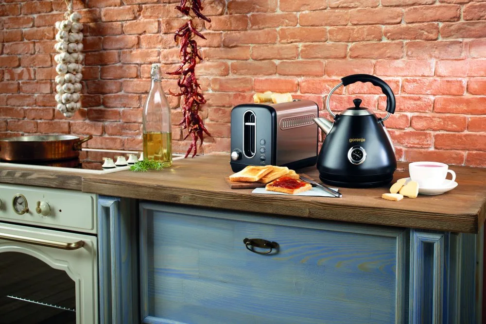 Електрочайник Gorenje об'ємом 1.7 л, пластиковий, чорного кольору.