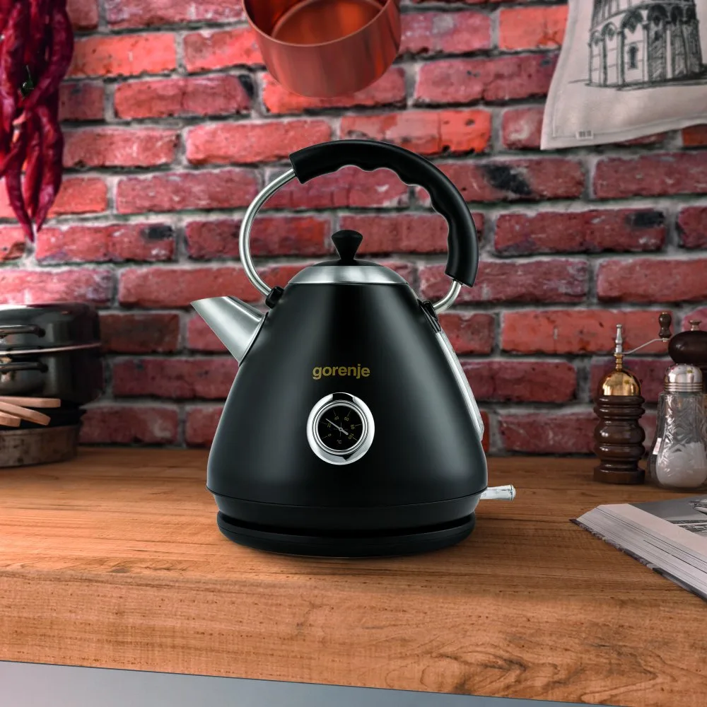 Електрочайник Gorenje об'ємом 1.7 л, пластиковий, чорного кольору.