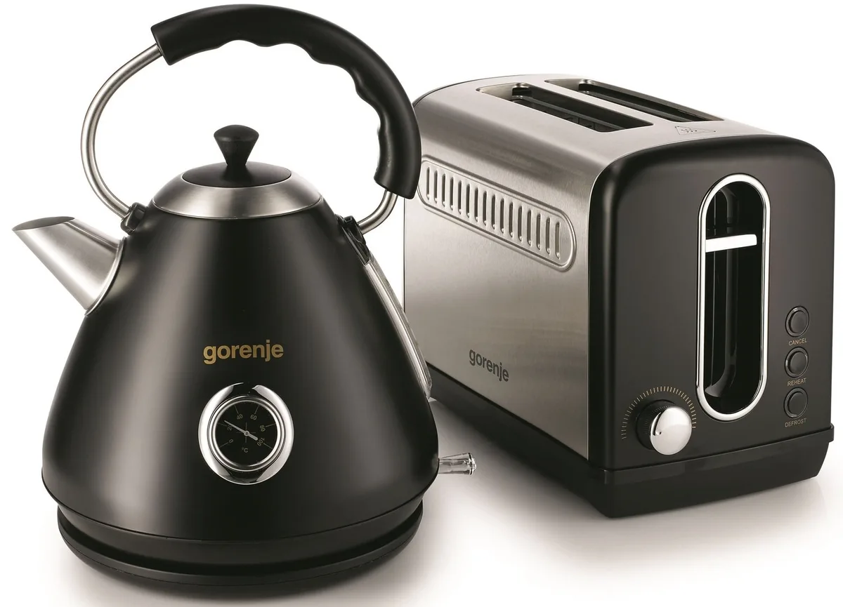 Електрочайник Gorenje об'ємом 1.7 л, пластиковий, чорного кольору.