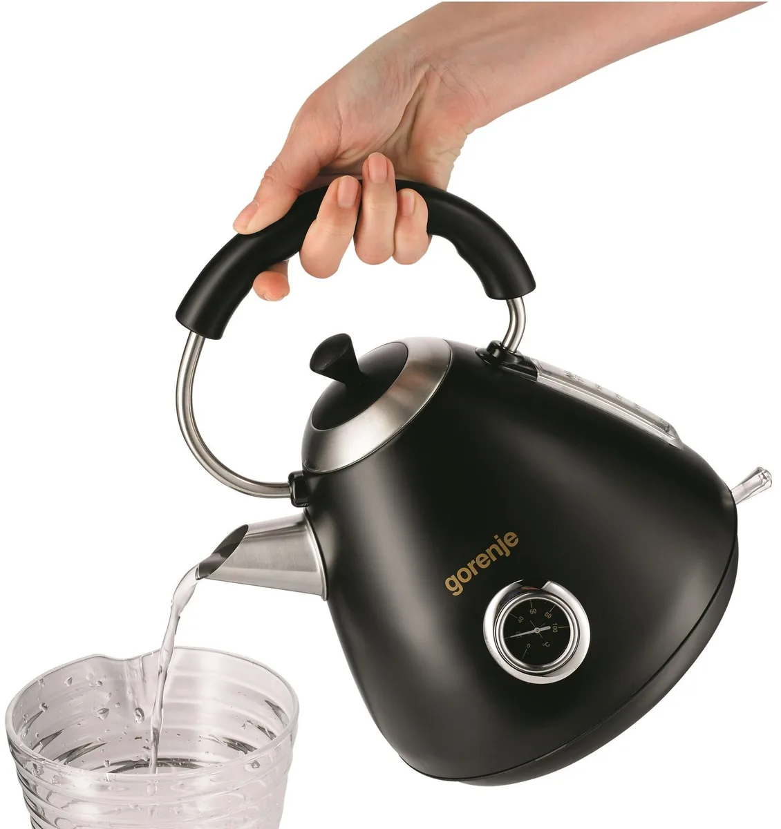 Електрочайник Gorenje об'ємом 1.7 л, пластиковий, чорного кольору.
