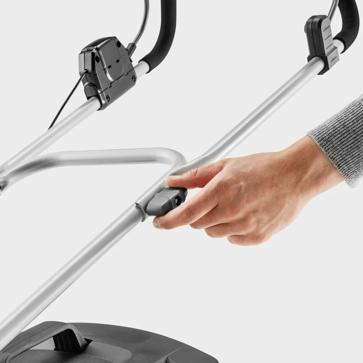 Акумуляторна газонокосарка Karcher LMO 2-18, 18В, 32 см, регулювання висоти 25-60 мм, без акумулятора та зарядного пристрою.