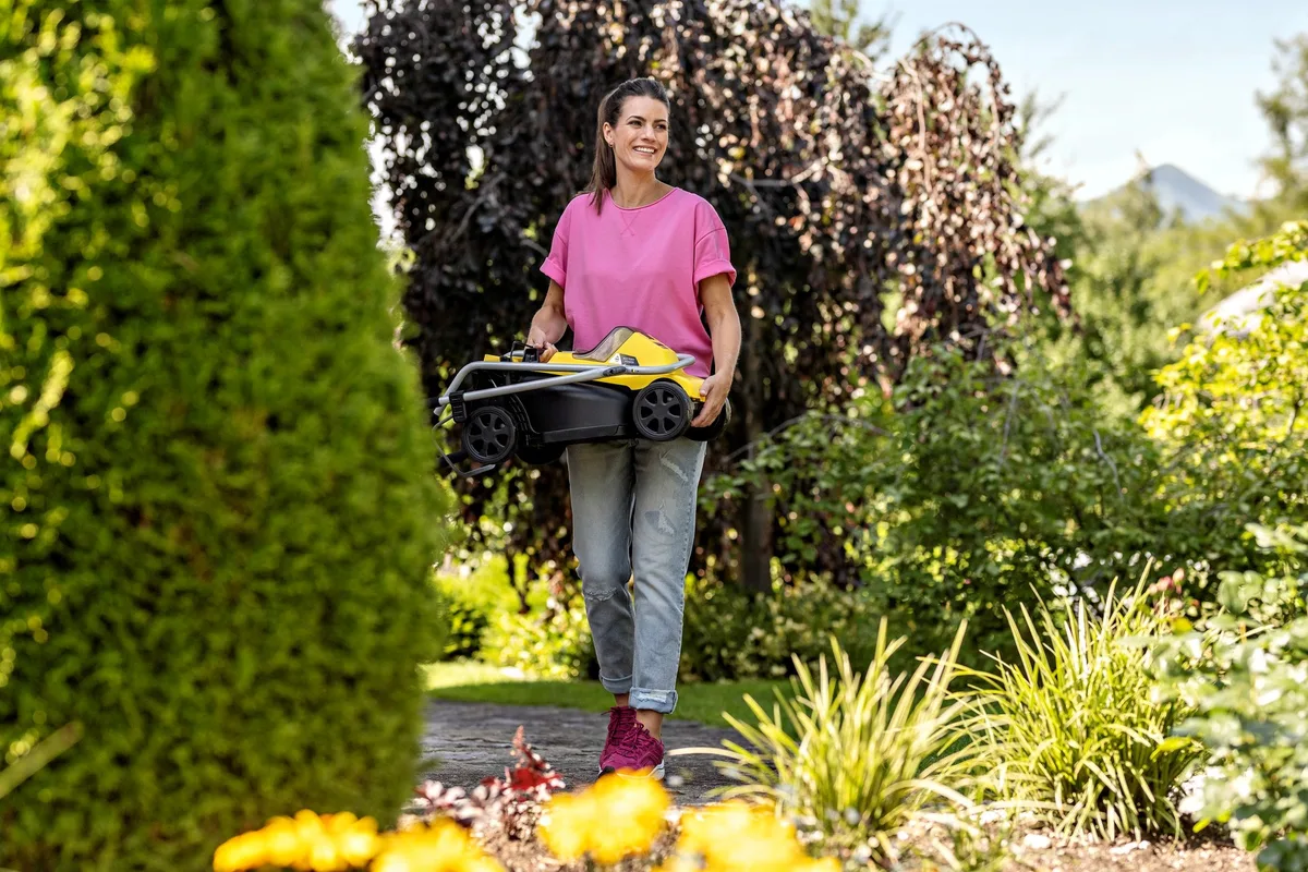 Акумуляторна газонокосарка Karcher LMO 2-18, 18В, 32 см, регулювання висоти 25-60 мм, без акумулятора та зарядного пристрою.