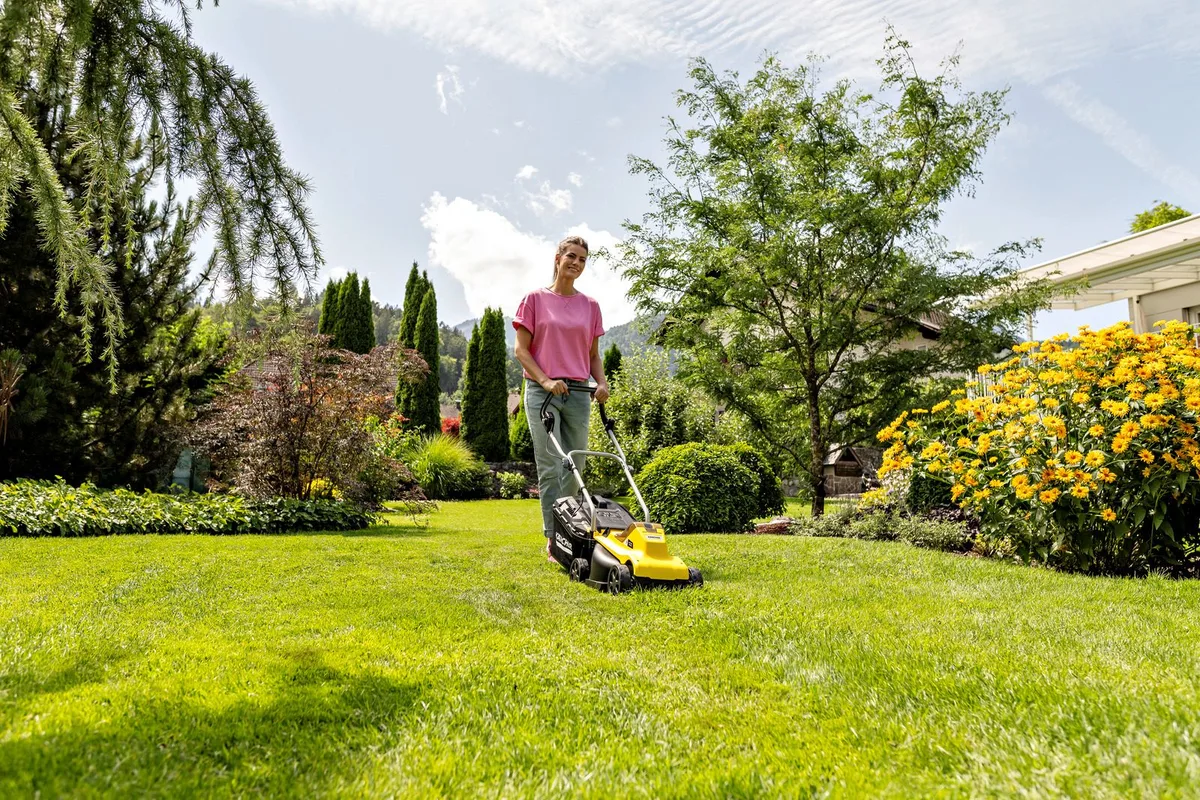 Акумуляторна газонокосарка Karcher LMO 2-18, 18В, 32 см, регулювання висоти 25-60 мм, без акумулятора та зарядного пристрою.
